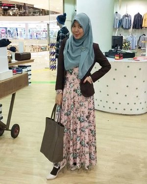 Work is not only a need to make a living, is also a need to express yourself ~ Karl Lagerfeld .
.
.
.
#modestfashion #modestwear #modest #gayagie #clozetteid #clozette #heels #worklife #teknolife #quoteoftheday #quotesofinstagram #fashion #hijabblogger #hijabfashion_2016 #hijabstyle #officelook #officestyle #lifestyleblogger #lifeisnevaflat #tapfordetails #tapforlike