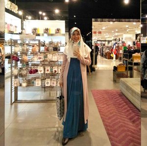 What I really wanted was to prove that I could do things right, so that when I looked in the mirror, I'd see someone worthwhile ~ Mulan .....#gayagie #clozetteid #hijabstyle #modestfashion #modestwear #lifestyleblogger #lifeisnevaflat #disneywords#lifelesson #hotd #ootd #hijaboftheday #outfitoftheday #indijfriends #basicdress  #longdress