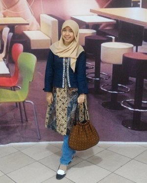Is it too late ? To test the limits and break through ??? No right, no wrong, no regret. 
This is my life, I'm free to create my own life.

#clozetteid #clozette #gayagie #officestyle #officelook #batiknusantara #batikindonesia #indonesianheritage #indonesianethnic #lifestyleblogger #lifeisnevaflat #bloggerstyle #hijabstyle #hijabblogger #blue #ladyinblue #mexxjeans #mexx #tlsnid #flatshoes