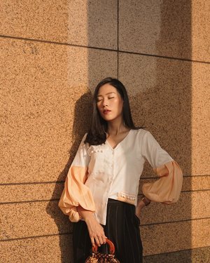 love the magic of golden hour, isn’t it ? ✨ super love the unique design with cute puff sleeve, this blouse express casual and comfy material in the same time ♥️ | @numu.rtw