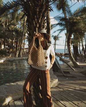 how i feel look so confident when holding this bag from @folks_n_tale 〰️ i love neutral color and the quality of this bag is quite good, so you can be ease to put many things over there. 
mix-match with fav set from @odiva.id to maximize summer chic looks! 💫