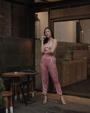 i rarely wear this kind of color, but @justcoid jumpsuit is an exception, love the cutting and itâ€™s cut from premium sateen in pink, too lovely! ðŸ’•
#JUSTonMe