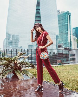 ^ Bag is a statement piece, I got mine from @hlv_handmade and you should grab one too😉 #stylingwithfitri ^
☆
Still amazed with the view from @zenrooms.id rooftop, best place provided with best budget as always xx #fitrigoestoplaces