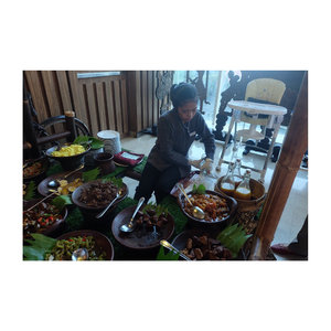 Salah satu pojok menyenangkan di Andrawina Restaurant @alanayogyakarta : pojokan nasi kuning (pelengkapnya mulai gudeg, krecek, tumis pare, terong, telor, tempe bacem ❤️) terus juga ada jamu-jamuannya *yak galian singset bebas pegel linu*. Ngobatin kangen ❤️#clozetteid #bloggerperempuan