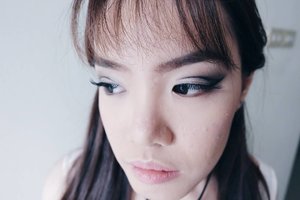 Ini close up #perfectthinline look dari #MaybellineIndonesia #WingItAll make up kit series. Eveyliner dan lipsticknya ada 3 pilihan, tapi aku pilih pake yang Hypersharp Liner dan lipstick Rossy Matte-Rossy Peach. Pake eyeliner yang Hypersharp Liner jadi lebih gampang bikin eyeliner model cut crease dan cat eye. Buat liat review lebih lanjut, cek yuk blog post terbaru aku (link ada di profile Instagram aku). Makeup by: @handamakeup ❤️