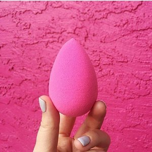 The most famous beautyblender makeup sponge
.
edgeless, non-disposable, high-definition cosmetic sponge applicator
.
the unique shape and exclusive material, streak-free application with minimum product waste
.
so that's #whyIlovebeautyblender soooooo much
.
do you wanna try?
@painisaputra 
@siskaamme 
@ernestine.math 
fb : suci fitria apriani
#clozetteid #clozette 
#beauty #beautyjunkie #makeup #makeupjunkie #beautyblender