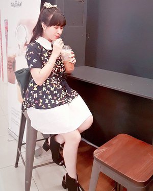 Bersantai di hari Sabtu sambil minum Ice Thai Tea memang paling 🔝

#weekend #milktea #dumdum #drink #starclozetter #clozetteid #potd #fotd #ootd #butterfly #thaitea #cafe #girl #blogger #beautyblogger #indonesianbeautyblogger #asian #dumdumthaitea #yummy