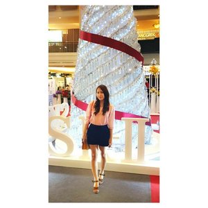 Aww menjelang natal, di mall pasti ada pohon Natal...
Tapi pohon Natal yang 1 ini beda lho.
Kenapa? Karena terbuat dari botol2 SK-II sehingga saat lampu menyala, seperti  kristal 😍😍 #skii #amazing #awesome #crystal #natal #christmas #idea #lamp #christmastree #cool #skincare #blogger #indonesianbeautyblogger #beauty #beautyblogger #asian #potd #ootd #fotd #clozettedaily #clozetteid #clozette #pink #white #red #lovely