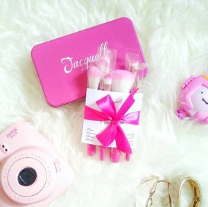 Walaupun saya bukan penggemar warna pink, tapi siapa juga yang bisa nolak brush pink cantik dari  @jacquelle_official ini!! Bikin sayang mau makenya ga sih?? 😍😍
.
Flamingo 8 Essential Brushes, selain cantik, bulunya lembut, brush ini juga travel friendly 👌❤
.
.
.
#clozetteid #starclozetter #girlsweethings #flatlay #pinkflatlay #beautyblogger #bloggerindonesia #brushes #pink #bloggerceria #ibb