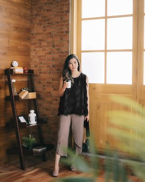 My kind of relaxing outfit for weekend, in @storyofrivhone top and @mbymischa culottes ☕👌
#mbymischaweekend #cgstreetstyle #ggrepstyle #looksootd #casualstreetwear #lookbooknu #lookbookindonesia #clozetteid
