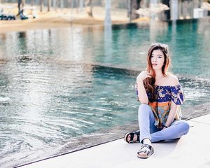 Golden hour poolside wearing @batikbutique.id sabrina tops 👀👣 #clozetteid #looksootd #cgstreetstyle @lookbookindonesia #lookbookindonesia