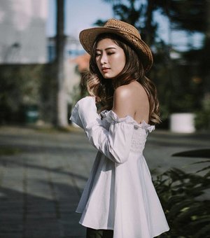 When highlight is on point, and my friend knows my angle ☻😼
Wearing @pomelofashion Paget ruffle off shoulder top 💘
📸 @katherinlakz
#goldentime #clozetteid #vscodaily #lykeambassador #cgstreetstyle #ggrep #ggrepstyle #looksootd