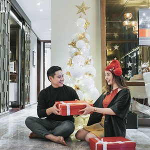 Surprised @adrian.anwar with @uniqloindonesia gift cause he deserves it 💖 He's been doing a lot for me this year and spend my Christmas moment with him by playing Santa is the least I can do. Hope you're as excited as my face do, Love! 😆 Cheers to another Christmas together! 🥂🎄🎁#uniqloindonesia #Christmas2017 #clozetteid #christmasgiftideas