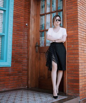 Today's monochrome look wearing @renee_atelier slit skirt 👕👗
Pic thanks to @adrian.anwar #lookbookindonesia #clozetteid #looksootd #cgstreetstyle #ggrep #teenvogue #ootdindo