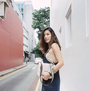 Happy Sundayyy! Still strolling around together with @kooleet.id strap, yeah i really having fun with my strap to suit my outfit 😆 #exploresingapore #kooleetsurabaya #clozetteid #lykeambassador