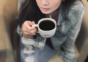 Denim on and coffee o'clock with @excelsocoffee ☕📸 @adrian.anwar#excelsocoffee #coffeelifestyle #coffeoftheday #coffeebreak #lifestyleblogger #clozetteid