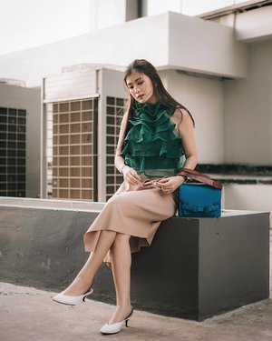 Playing ruffles and brave colors with @jesse.loelianto 's newest pieces 💃 a bit unsure at first with this heavy structured top but the more i wear it the more im in love with it 💚💚