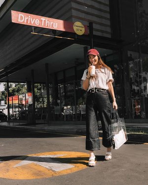 Decided to wear a cap to avoid my bad hair day coz of the humid heat here, grab out a tee and @cloth_inc relaxing culotte to face this super hot day 🍦🍨
📸 @cny12 
#PanasTapiTetapSemangat #iwearclothinc #clozetteid #SurabayaAt40Cdegree #streetwear #ilovestreetstyle #lookbookindonesia #ggrep #cgstreetstyle