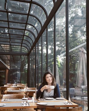 Coffee or tea anyone??
Drizzling weather while in Jakarta last week, chillin in my swollen sleeeppyy face with cups of hot tea at @swissbelhotelpondokindah #swissbeltaste #swisbelhotel #clozetteid