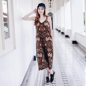 Another 'free-to-jungkir-balik' kind of clothes, jumpsuit from @batikbutique.id 💃💃
Shoes are from @wear.hype
#wearbatik #clozetteid #lookbookindonesia @lookbookindonesia #looksootd
