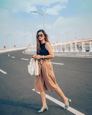 Kinda having a crush with an empty road like this 🛣
Wearing @escoofficial.id set and my currently go-to shoes @obermainid 
#ObermainID #OBPeople #cgstreetstyle #ggrep #clozetteid #lookbookindonesia #outfitinspo #outfitideas