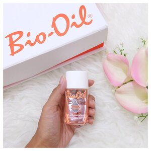 .
Aku sering sekali merekomendasikan Bio Oil ke orang - orang disekitarku. .
Alasannya sederhana,  karena papa, mama dan aku menggunakannya dan merasakan khasiatnya.
.
Bekas luka dan gatal di tangan papa sembuh, eksim bertahun - tahun yang mama alami sembuh, jerawat baru dan kemerahan kulit setelah aku facial juga sembuh.
.
Mungkin kamu adalah salah satu orang yang aku suruh pake Bio Oil. Kalau kamu udah mencobanya dan menggunakannya scr teratur pasti km akan dapatkan hasiatnya.
.
Bio Oil ini bener - bener jadi sahabat aku setiap hari. Aku hampir selalu pakai Bio Oil di wajah (kadang sebagai base makeup mengingat kulitku yg lagi kering), leher, perut, paha, kaki, tangan, dll. .
Tapi penggunaannya harus teratur ya. Ter-a-tur. .
.
.
#biooil #skincare #BestFriend #skinsaviour #metime #healtyskin #clozetter #clozette #clozetteid #clozettedaily #skinsecret
