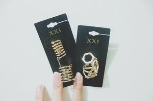 You should know that I really love gold rings so much! So I made a purchased of these sets from F21