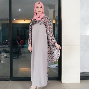 Aku mah apa atuh bajunya lurus-lurus aja 😅😅
Hijab stylist + make up + dress by Ina LS 😋
#clozetteID