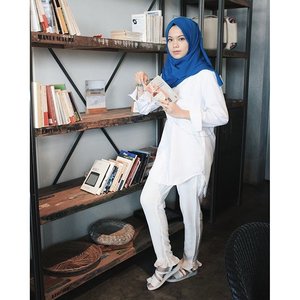 White on white and a little touch of blue, my hijab and my nails 😉#ClozetteID