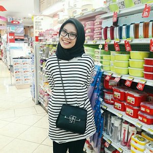 Last weekend I went to a shopping mall in South Jakarta and I found there was a loooot of people who wore stripes! 😆So are you wearing stripes today? 