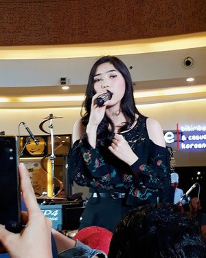 You look so into the song, Ka Isyan until I can't get photo of you when your eyes wide open but You still look stunning as always😍😍😍
.
.
.
#ggrep #clozetteid #wonderlandbykartika #isyana #isyanasarasvati #isyanation #music #miniconcert #stage #stagephotography #yamahastage