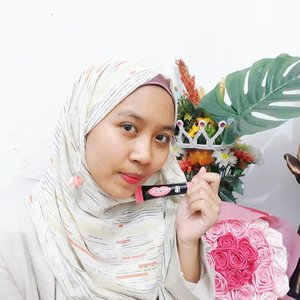 Recently in love with lip product and I gound this Lip Tattoo💋👄. Just apply it on your lips and wait for 10 minutes and peel it, voilaaa your lips gonna looks so fresh and natural💋😍👄.
.
Got this @wangskin.co.kr liptattoo💄 from @charis_official @charis_indonesia In Lovely Pink shade💗. They available in 3 different shades, Pink💟, Red❤, and Orange💛. Choose the best for your style. You can buy this liptattoo on my Charis Shop in hicharis.net/kartikaryani and get best deal (discount) and don't need to worry because they can ship to Indonesia safe and sound😍😍
.
.
.
#charisceleb #charis #wangskinliptattoopen #wangskinliptattoo #clozetteid #bvloggerid #beautiesquad #beautybloggerid #bloggerperempuan #indonesianfemalebloggers #bloggermafia #kbbvbeautypost #liptattoo #makeup #makeupenthusiast #makeupjunkie #beautygoersID #bloggerceria #beautybloggerindonesia #블로거 #얼짱 #뷰티블로거 #ブロガー#美容ブロガー #kawaii #かわいい