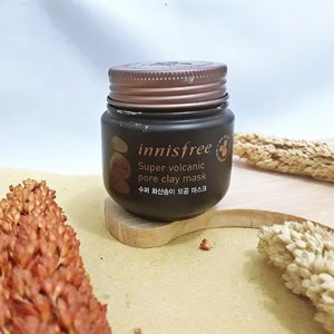 My current favorite clay mask, the @innisfreeindonesia Suoer Volcanic Pore Clay Mask⛰️🌋🗻 the result after using this mask is great and I alredy write the rieview aboit it on my blog, just simply click link on my profile😊😊
.
.
.
#clozetteid #ggrep #wonderlandbykartika #bvloggerid #femaledaily #beautiesquad #beautybloggerid #bloggerperempuan #indonesianfemalebloggers #bloggermafia #kbbvmember #kbbvbeautypost #beautynesiamember #makeup #skincare #makeupenthusiast #makeupjunkie #flatlay #ulzzang #블로거 #얼짱 #뷰티블로거 #ブロガー#美容ブロガー #kawaii #かわいい