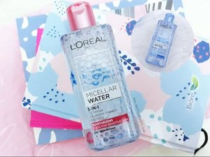 My first micellar water and works really well for clean my make up💋💄. Not just micellar water but skincare either. Full review🌸🌻 about L'oréal Micellar Water @getthelookid on my blog, link on my bio🙂
.
.
.
.
.
.
#clozetteid #wonderlandbykartika #bvloggerid #beautygoersID #femaledaily #beautiesquad #beautybloggerid #bloggerperempuan #indonesianfemalebloggers #bloggermafia #kbbvbeautypost #skincare #makeupenthusiast #makeupjunkie #flatlay #bloggerceria #beautybloggerindonesia #블로거 #얼짱 #뷰티블로거 #ブロガー#美容ブロガー #かわいい