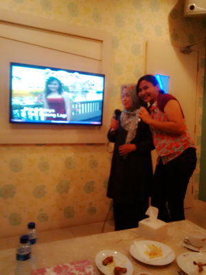 Ibuku senang karaoke... seru karaoke bersama ibuku #withhugfromme