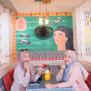 Saat duo beauty blogger meet up setelah sekian tahun lamanya kaga bertemu 🤣 Thank youuuu so muachh udah nyulik aku @aulliasha 😘😘✨ anyway we both single and AWESOME!! Udah lama kenal @aulliasha dari awal2 ngeblog tahun 2012an, sempet meet up th 2014an an gak nyangka sekarang bisa ketemu jalan2 lagi, next kita bbq ya uul 😂😂🥩🥩🥩...#hijab #clozetteid #selfie #loveyourself #friends #friendship #beauty #Bali