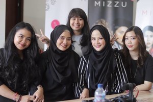 After shooting video content for @biznethome and event #MIZZULAB  from @mizzucosmetics 🎉💎 that's a wrapped!! 🎉 Thank you gulsss for all beautiful journey that we spend together for a years 😂 Alhamdulillah.. whether it's happy or sad experiences, I feelin' so happy spending time with ya gulsss ❤️❤️❤️ @balibeautyblogger @balibeautyvlogger 
#balibeautyblogger #clozetteid #clozettestar #balibeautyvloger