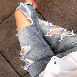 We are never bored with jeans 💋

#ClozetteID #BoyfriendJeans #PeopleOnLogoJeans #InstaStyle #InstaFashion #RipedJeans