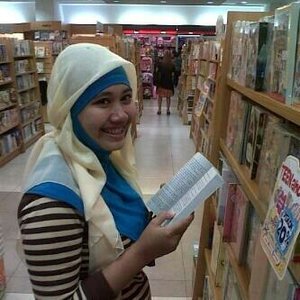 Seeing afternoon reading at Gramedia Pejaten Village.
#stripes #casual #hijab #simply #pastel #nomakeup #lovesbook #clozetteid #indonesia #asia 