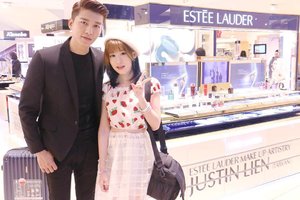 Estee Lauder Beauty Class with a handsome Make Up Artist @justin_ding_lien from Taiwan

Btw this morning I wake up at 5.00 A.M to dye my hair became Milk Tea Brown & Dark Blue ombre 😏 
@clozetteid 
#clozetteid #esteelauderxclozetteid #esteelauder #event #blogger
