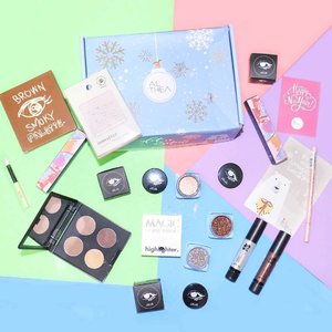 Merry christmas! Celebrate your xmas with Althea Christmas year end promoThere's holiday boxes,giveaway, sales, and promotions this festive season.@altheakorea also released limited edition christmas boxes in small, medium, and XL fot qualifying ordersHttp://id.althea.kr#altheakorea #altheaxmas #clozetteid #makeupflatlay #pastel #miharujuliephotography #althea #miharujulieblog #miharujuliereview