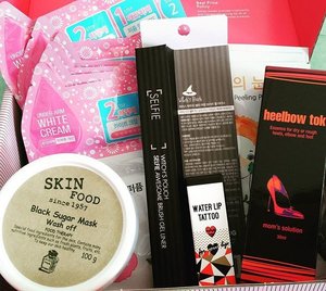 Althea ini bener bener racun! Ini beauty box ku yg kedua 😉 #AltheaKorea #AltheaID #pinkgift #mygift #fromkorea #makeup #koreamakeup #alleriamakeupartist #beautyblogger #clozetteid #starclozetter #beautybox