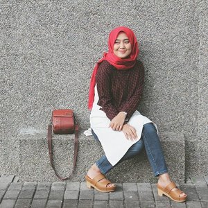 Sebentar lagi ramadhan. Ada ngga kenangan yang ngga bisa dilupain pas bulan puasa? Read more on www.rhialita.com🍁#rhialitage #clozetteid #starclozetter #blogger #yogyakarta #allaboutvintage #hijab #fashion Lensed by @andrewdynto