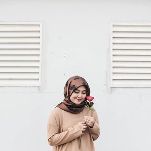 Simple Look With a Rose! 
Click link on my profile🌹
.
.

Top : @havaid
Lensed : @andrewdynto 
#ClozetteID 
#StarClozetter 
#Rhialitage