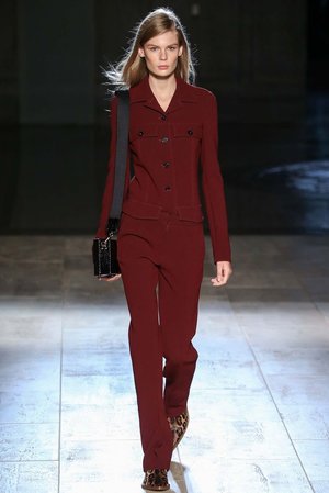 Victoria Beckham Spring 2015 Ready to Wear. Head-to-toe suit all in Marsala presented by the one and only, Victoria Beckham. Always admire her works. It's all effortless beauty.