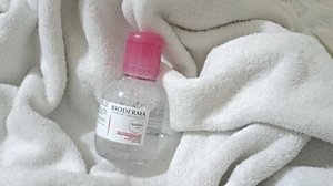 Guess I've been doing a lot of venture on the skincare. This time I couldn't find my regular Bioré make up remover, then tadaaa I took this Bioderma Sensibio instead, impulsively. Let's see if I can go with this.