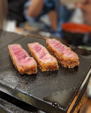 Dat juicy meat got you mouth waterDat juicy meat melted in your mouthStill the best #Gyukatsu I ever hadI miss you.(Yep, kalo yang ini kangen. Pake banget)#DinsDayOff #WheninJapan #DinsAppetite #GyukatsuMotomura #Shinjuku #ForkFeed #ForkYeah but eat with #Chopsticks #TeamPixel #LibraSeasonTrip #ipreview #ClozetteID #aColorStory