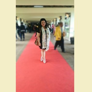 Wake up in the morning but I didn't feel like P. Diddy but #mymamaisadoctor
#commencement #college #universityofindonesia #graduation #OOTD #Clozette #ClozetteID #redcarpet #FashionGirl #ClozetteGirl #curvylady