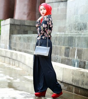 Pakai celana kulot atau palazzo pants yang lebar2 gini, biasanya lebih seru kalau bajunya dimasukin ke dalam celana. Nah, supaya badan terlihat lebih tinggi, jangan lupa untuk pakai heels atau wedges ya untuk sepatunya 😚
.
.
#simplycovered #hijabstyle_lookbook #hijabfab #hijabwear #chichijab #hijabdaily #makeupuntukhijab #hijabmakeup #muahijab @clozetteid #clozetteid #modestfashion #modest