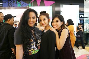 💖 Finally can meet them 😢😢😢💖💖💖.
.
.
.
Congratulation once again to MAC Cosmetics Indonesia 💖💖💖💖💖😘😘😘😘💋💋💋💋.
.
.
.
.
.
#maccosmeticsIndonesia #maccosmetics #macavaf #beautyblogger #beautyinfluencer #indobeautygram #beautyvlogger #makeupjunkie #makeup #clozetteid
#clozetter